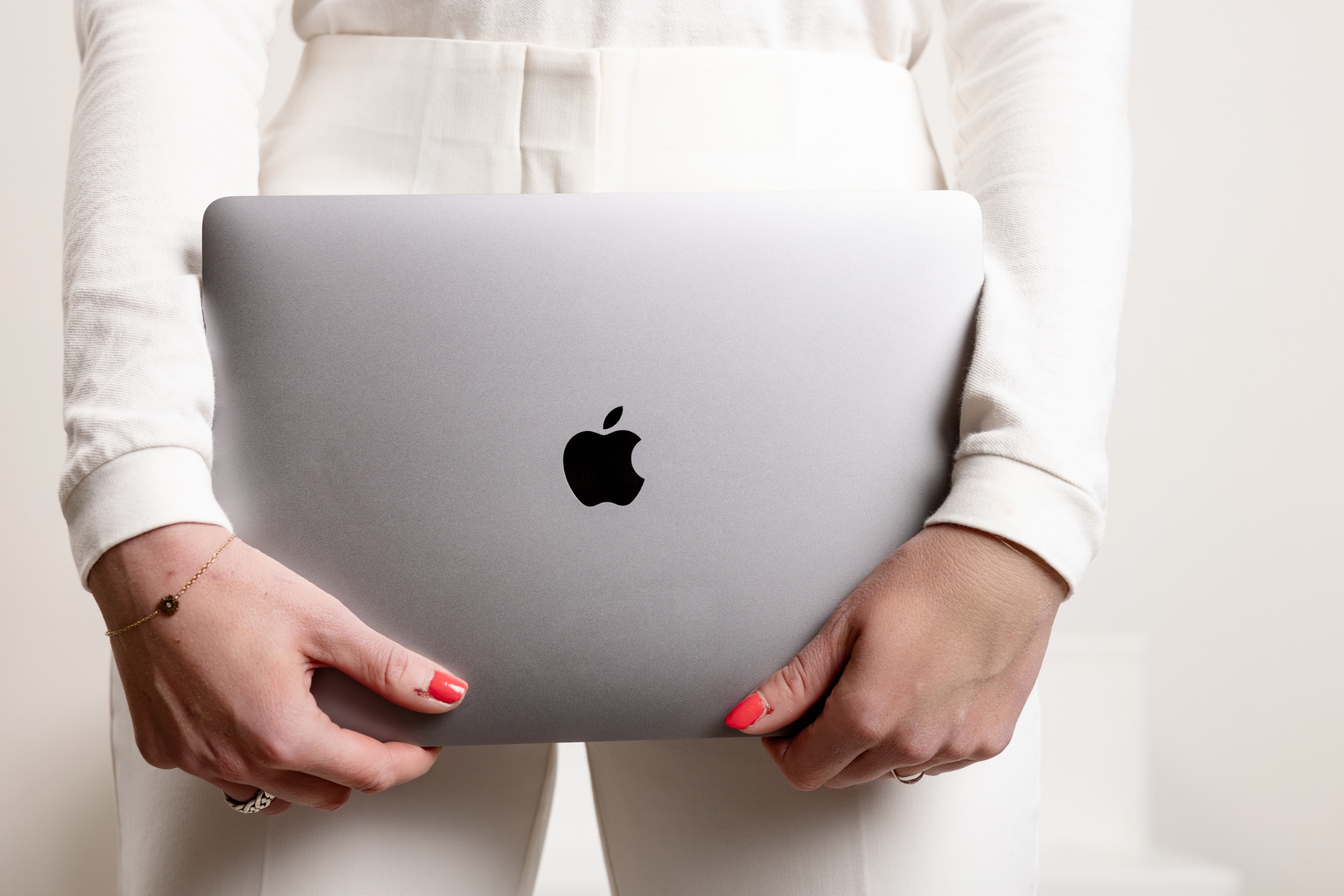 Debbie Lourier met haar laptop